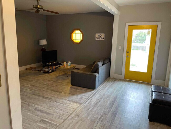 Foto del edificio - 702 Carhart St