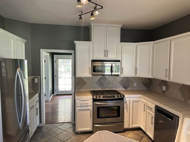 Building Photo - 511 Lone Oak Ct