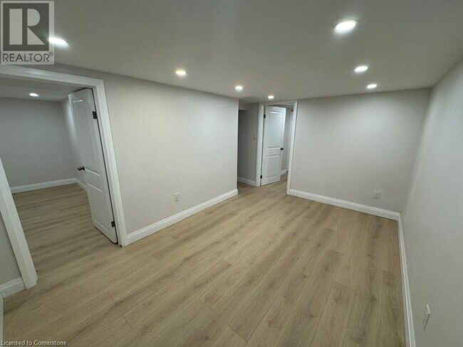 Photo du bâtiment - 74 St Clair Ave