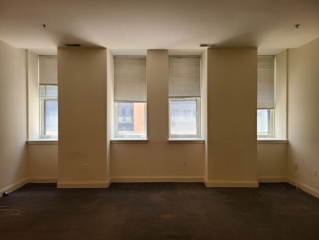 Foto del edificio - Large 2 Bed/1 Bath Apartment in The Victor...