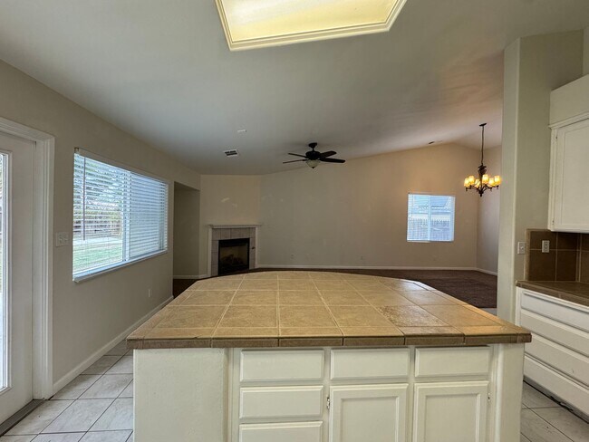 Foto del edificio - Spacious SW Bakersfield home!