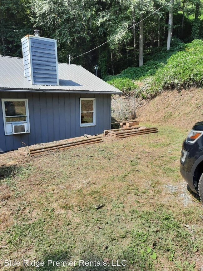 Building Photo - 2 br, 1 bath House - 6115 Skyland Drive