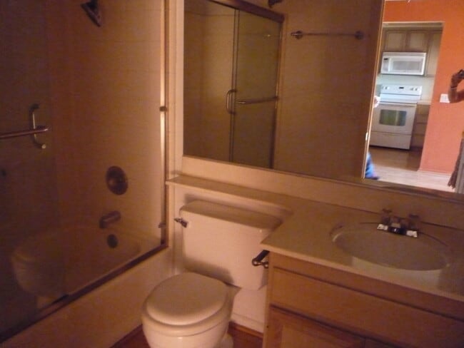 Building Photo - Bright 1-Bedroom Condo with Balcony, In-Un...