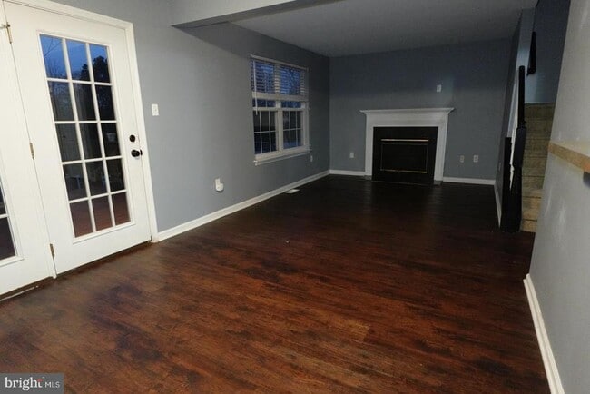 Building Photo - 737 Seminary St