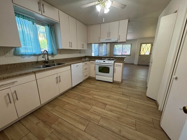 Foto del edificio - 2 bedrooms, 1 bath Duplex with garage and ...