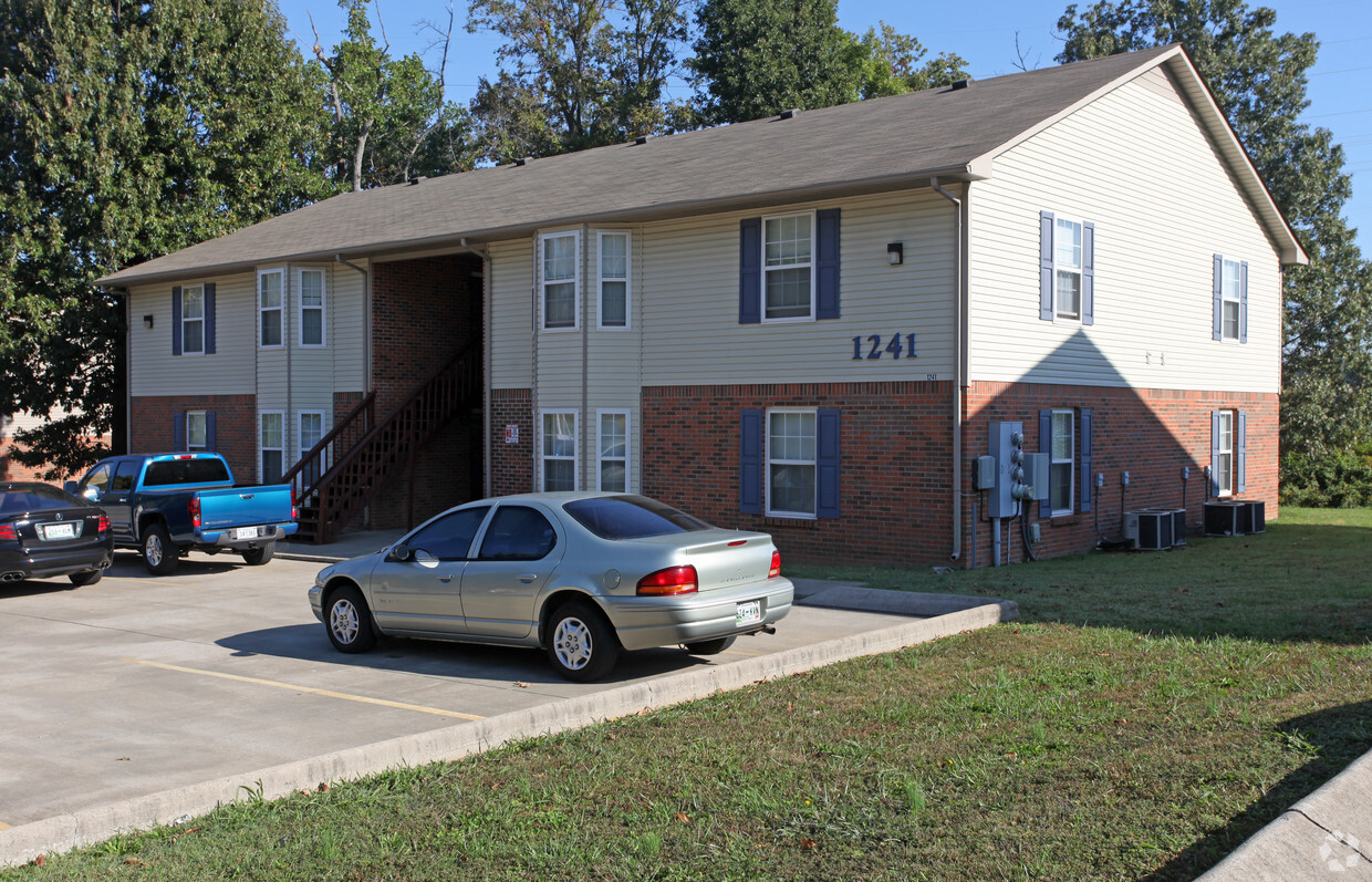 Primary Photo - Parkway Place Apartments