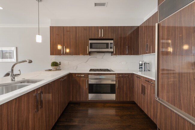 Building Photo - 10 E Delaware Pl