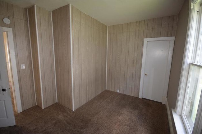 Building Photo - 2 Bedroom Lower- Oshkosh