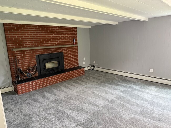Building Photo - 3 bedrooms, 2 bathrooms, fenced in yard, e...