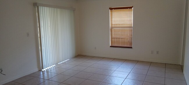 Foto del edificio - 4 bedroom home on large corner lot in Dayt...