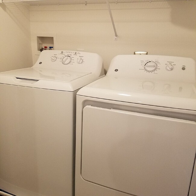 Building Photo - Luxury Townhome!