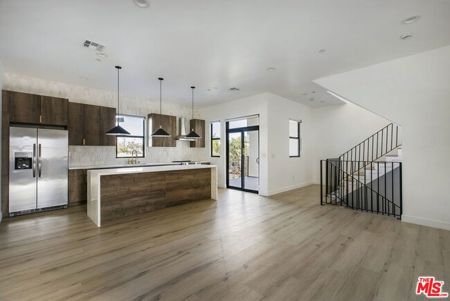 Building Photo - 2651 Vineyard Ave