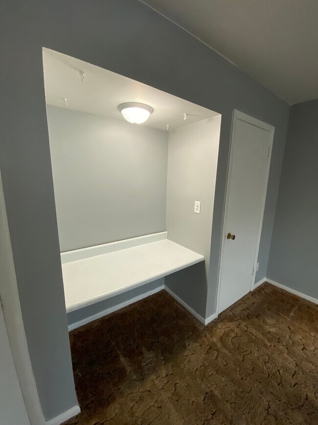 DSCF0964 - 214 S Bloomington St