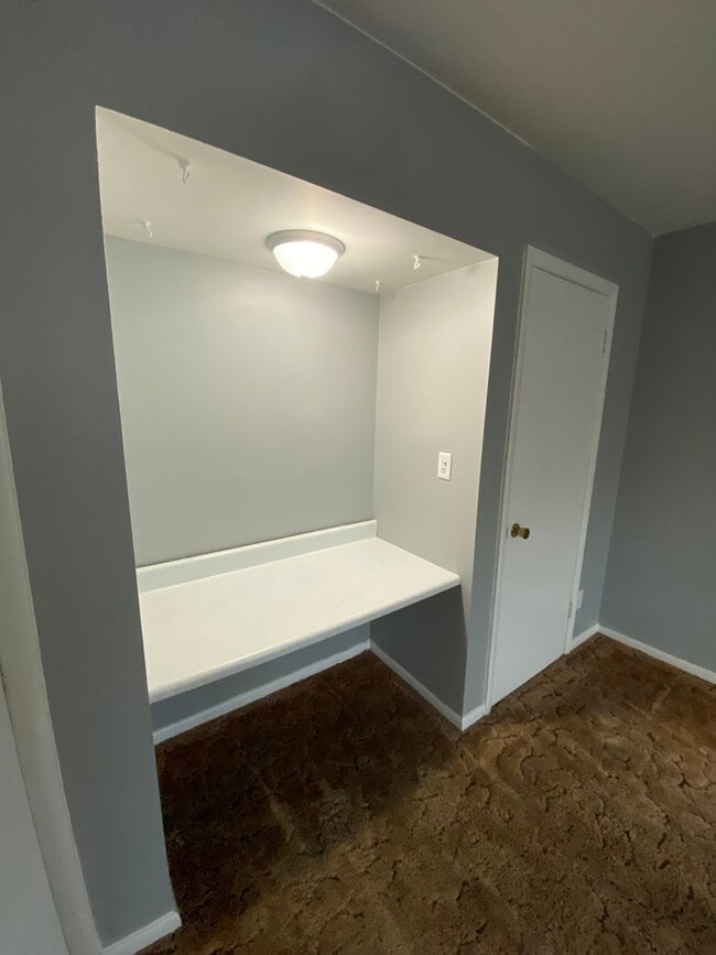 Vanidad - 214 S Bloomington St