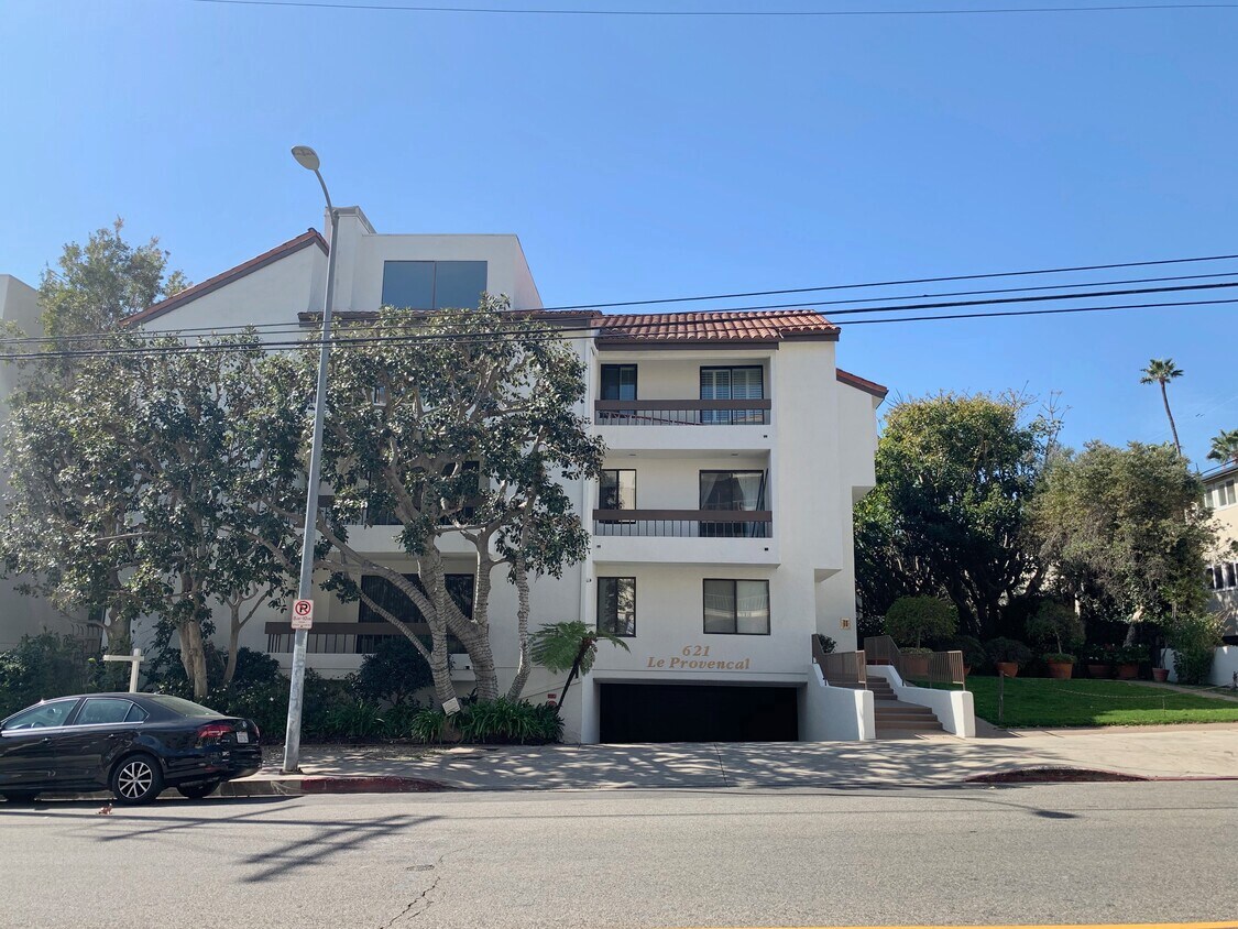 Foto principal - 621 S Barrington Ave