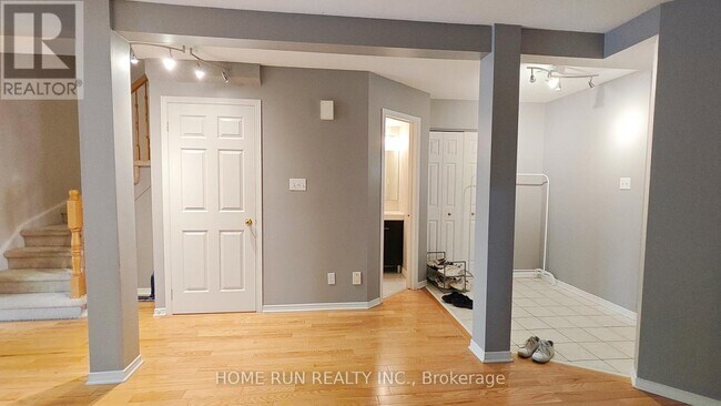 Building Photo - 152 Thornbury Crescent