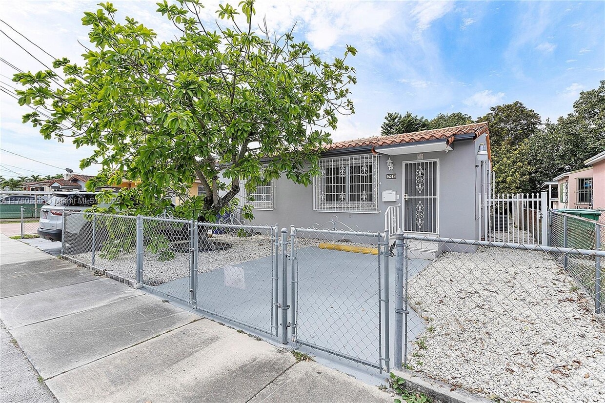 Foto principal - 760 NW 32nd Ct