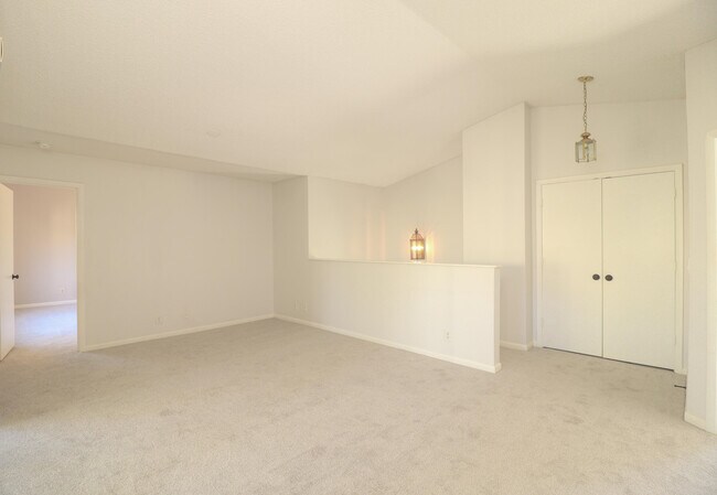 Building Photo - 3960 SW Greenwood Way