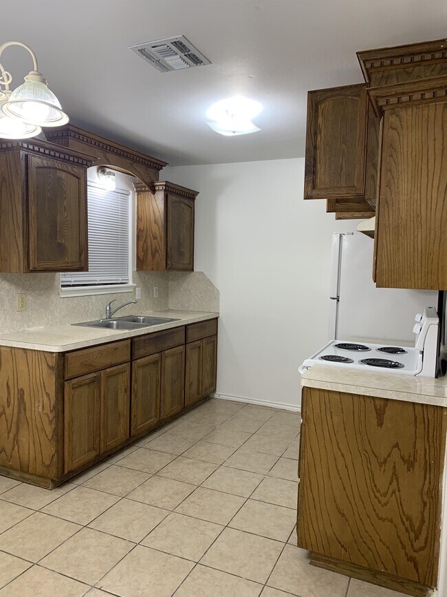 1806 S Ironwood St Unit C, Pharr, TX 78577 Apartment for Rent in