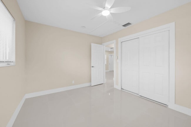 Building Photo - 832 NE 12th Ave