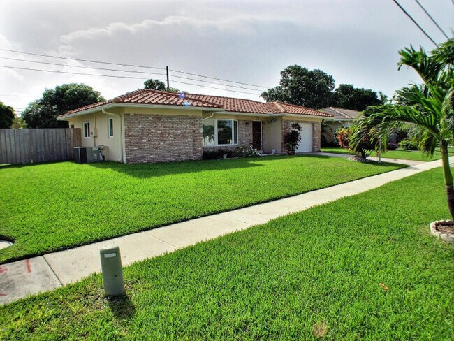 Building Photo - 3333 NE 6th Dr