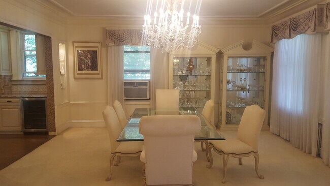 Foto del edificio - 6746 S Jeffery Blvd