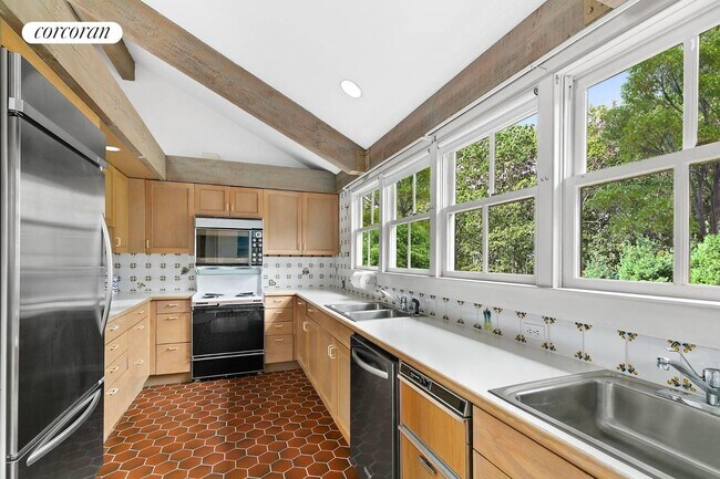 Building Photo - 351 Sagaponack Road