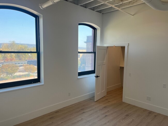 Building Photo - 311 Main St