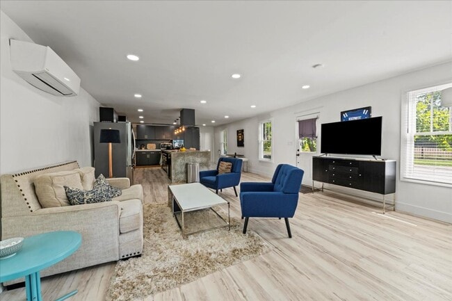 Foto del edificio - 1324 E 9th St