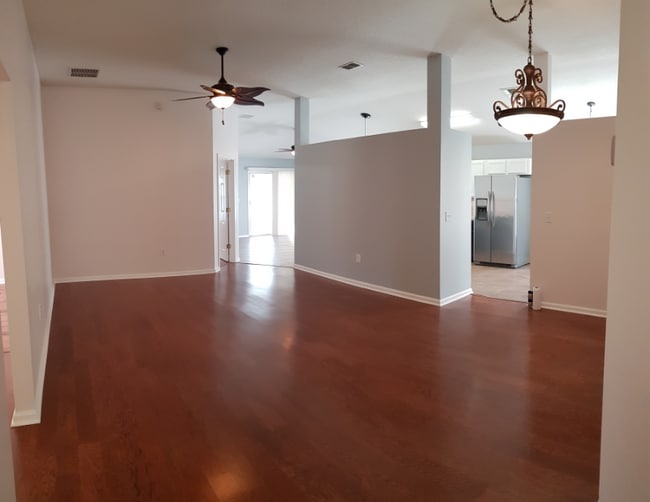 Building Photo - 810 S Lilac Loop