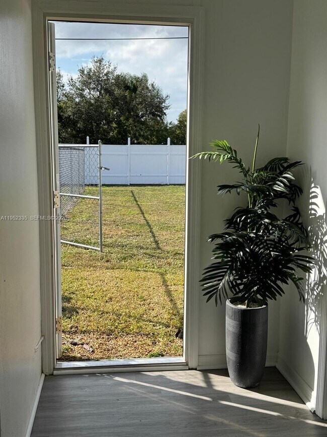 Foto del edificio - 910 SW Airoso Blvd