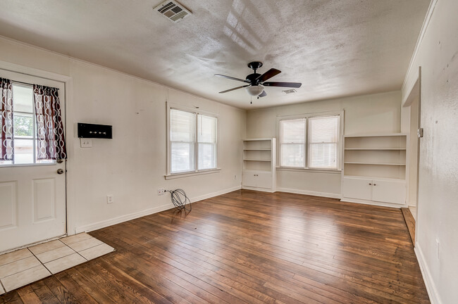 Living Room - 1706 W Arrowhead Plz