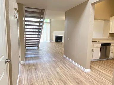 Building Photo - "Charming 2-Bed, 2-Bath Retreat in Prime Santa Ana Location!"