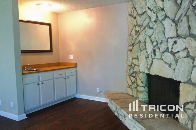 Foto del edificio - 387 Arlington Cir
