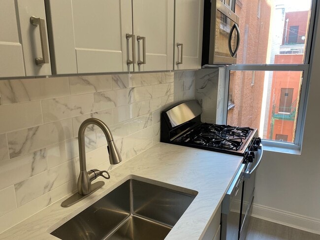 Building Photo - SUNNY 2 BEDROOM ON EAST 9 STREET