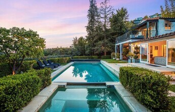 Building Photo - 1514 Sunset Plaza Dr