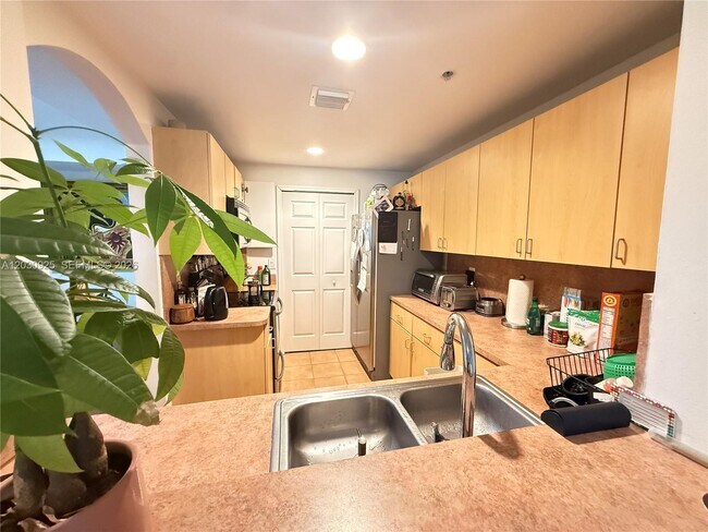 Foto del edificio - 6630 NW 114th Ave