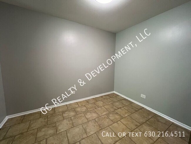 Building Photo - ***WESTMONT / LARGE 1 BEDROOM / HEAT INCLU...