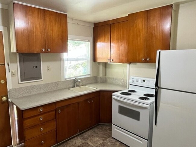 Building Photo - Great 2BR 1BA South Seattle Home