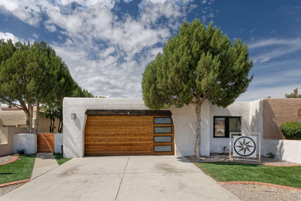 Foto principal - One-of-a-kind adobe brick home backing up ...