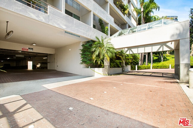 Building Photo - 1131 Alta Loma Rd