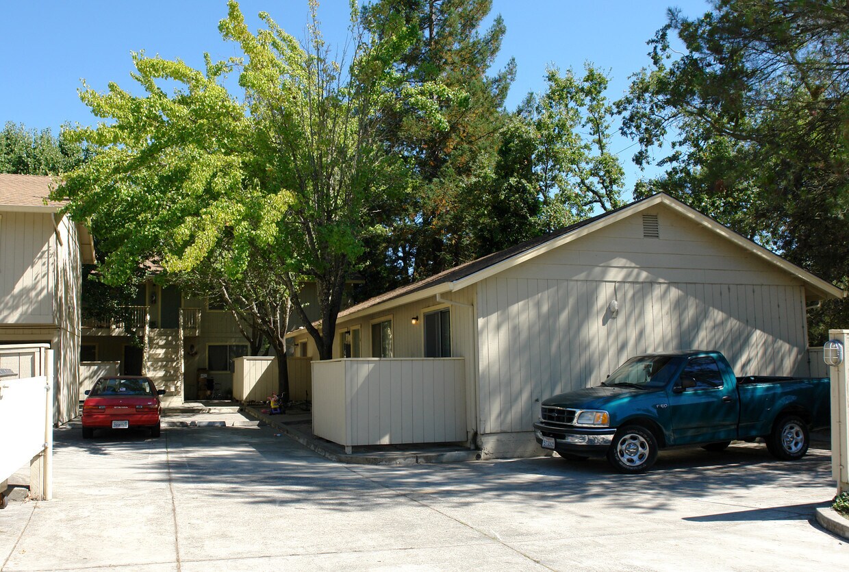 Building Photo - 8686 Franklin St