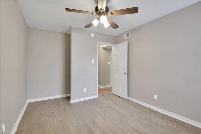 Foto del edificio - 1300 Baker Ave