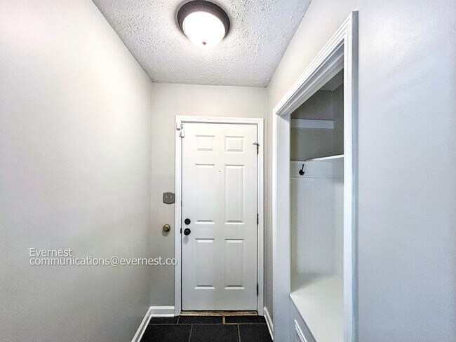 Foto del edificio - 1764 Central Ave