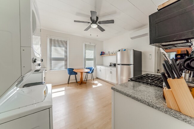 Foto del edificio - 2051 W 45th St