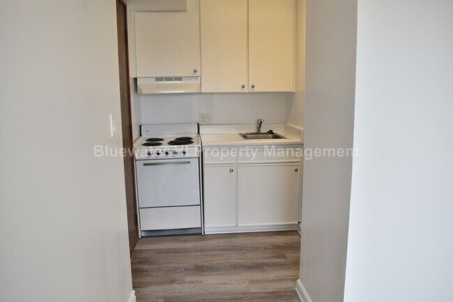 Foto del edificio - Five Regents - Studio w/ full kitchen, 1 prkg. (Salt Lake)