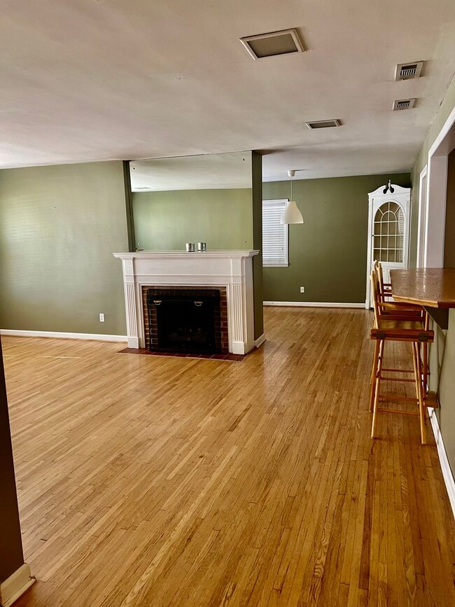 Building Photo - 1041 E Linwood Terrace