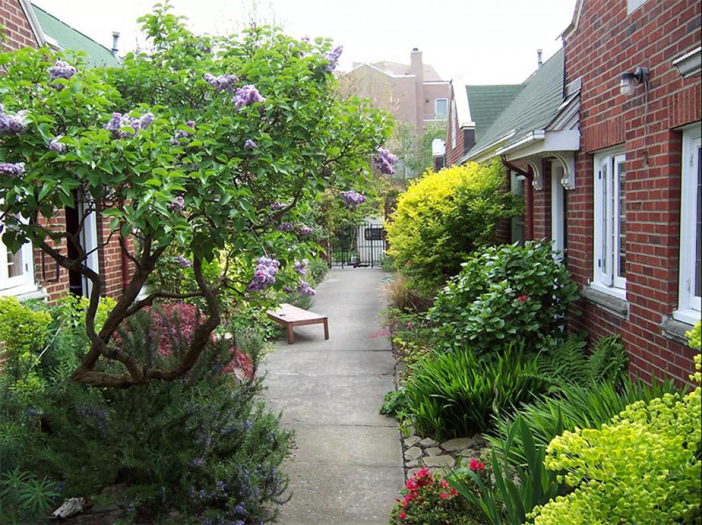 Primary Photo - Broadway Court Apartments - Studio