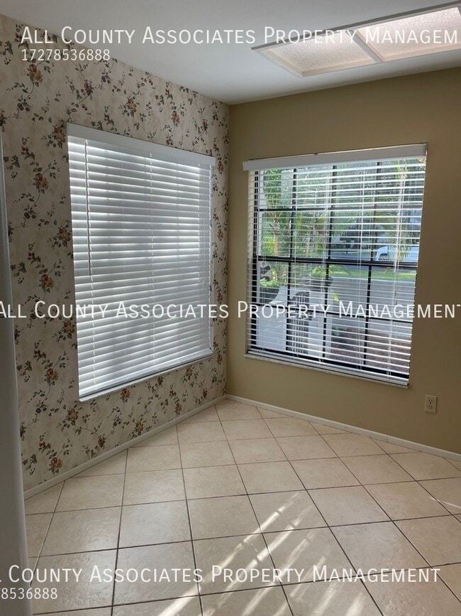 Building Photo - Quiet end unit, screened porch with pond view