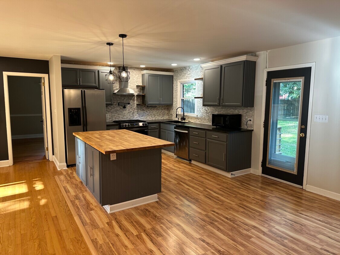 Foto principal - 3805 Colewood Dr
